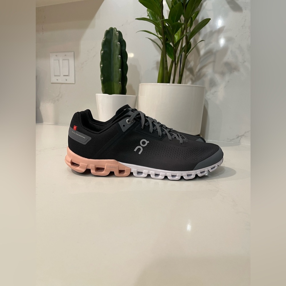 Women’s On Cloud Cloud Flow Running Shoes Size 11 Like New Rock/Rose